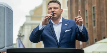 Onet.pl : Sławomir Mentzen uderza w PiS. “Mają ludzi za idiotów”