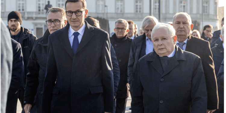 Onet: PiS się rozpada. Kaczyński schodzi ze sceny. Morawiecki chce przejąć władzę na prawicy